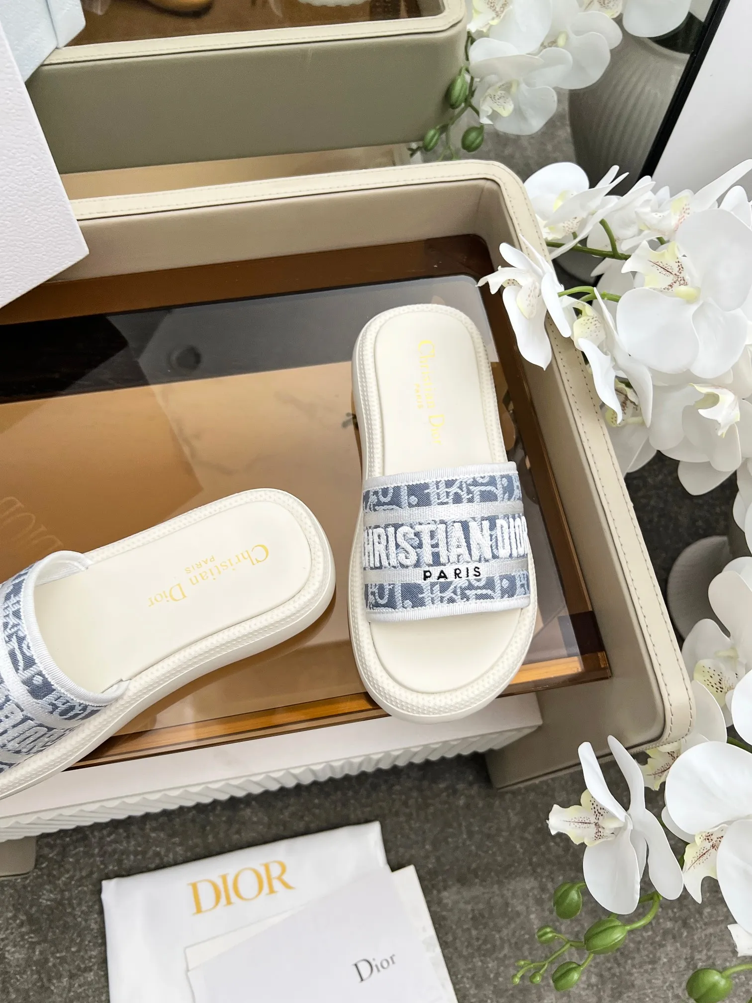👟👟Ex-factory price 420👟👟 Dior high version slippers, 👏👏2025 new classic model 🔥Purchasing level qualityHigh-end thick-soled slippers in foreign countersHigh version with rust style💋———————————— Upper➕Inner: Original customized special electric embroidery material, Sole: Original mold 1.1 (lightweight) Bottom thickness: heel 5cm, forefoot 3cm, size 35-40 (with full set of packaging, cloth bag handbag, card instructions). You are welcome to place an order in advance, first come first served. Win-win cooperation.